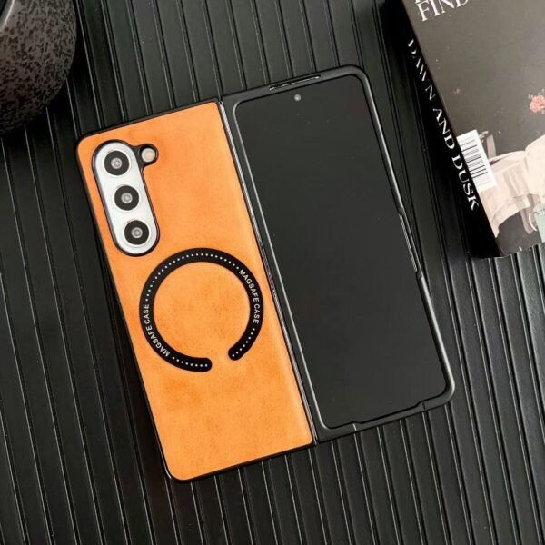 ⁦Leather case for wireless charging⁩ - الصورة ⁦28⁩
